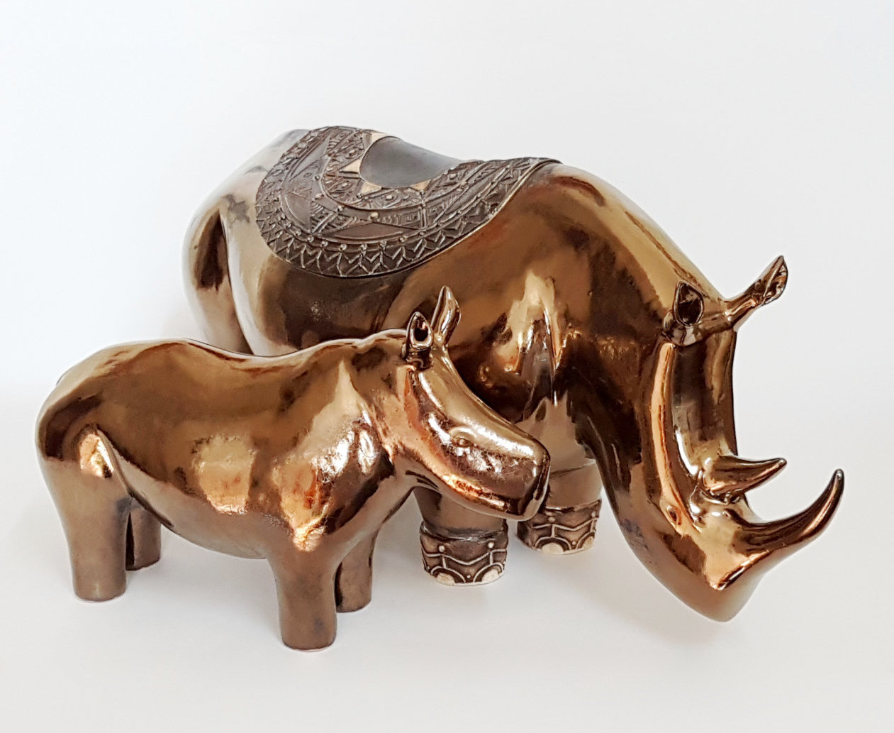 Ceramic adult and baby rhino by Alán Nabavi